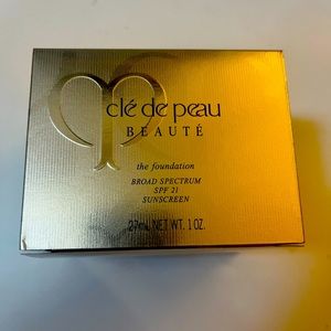 Cle de peau the foundation B10